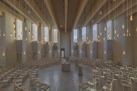 Henning Larsen modern, ívelt téglafalú templomot tervez Dániában